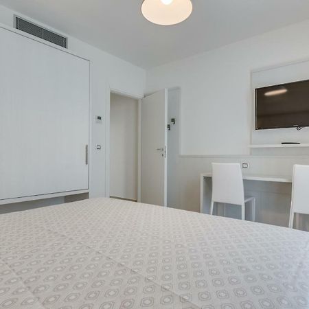 Apartaments Suites Ambassador Каорле Экстерьер фото